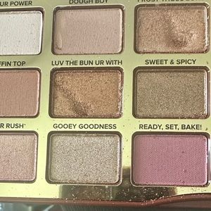 Too Faced NWOB cinnamon swirl eyeshadow palette has small flaw.